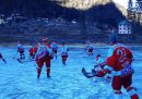 Un allenamento di hockey sul lago ghiacciato di Alleghe, sulle Dolomiti
