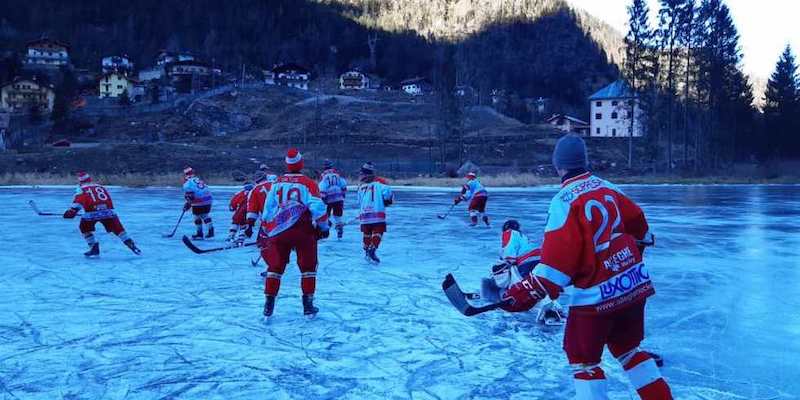 La squadra di hockey di Alleghe in allenamento sul lago ghiacciato (Alleghe Hockey/Matteo Reolon)