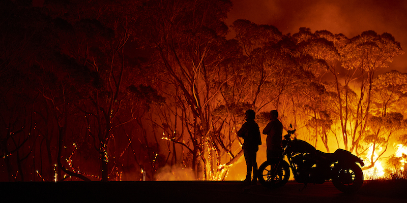Un incendio a Lake Tabourie, nel Nuovo Galles del Sud, il 4 gennaio 2020 (Brett Hemmings/Getty Images)