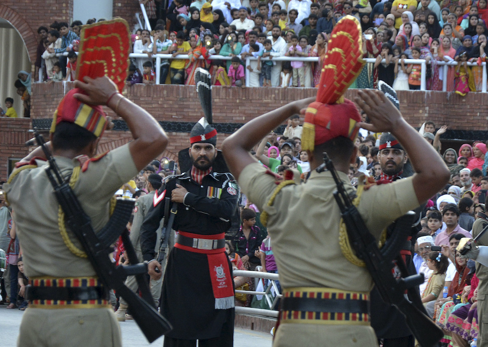 La strana e buffa cerimonia che si tiene ogni sera al confine tra India ...