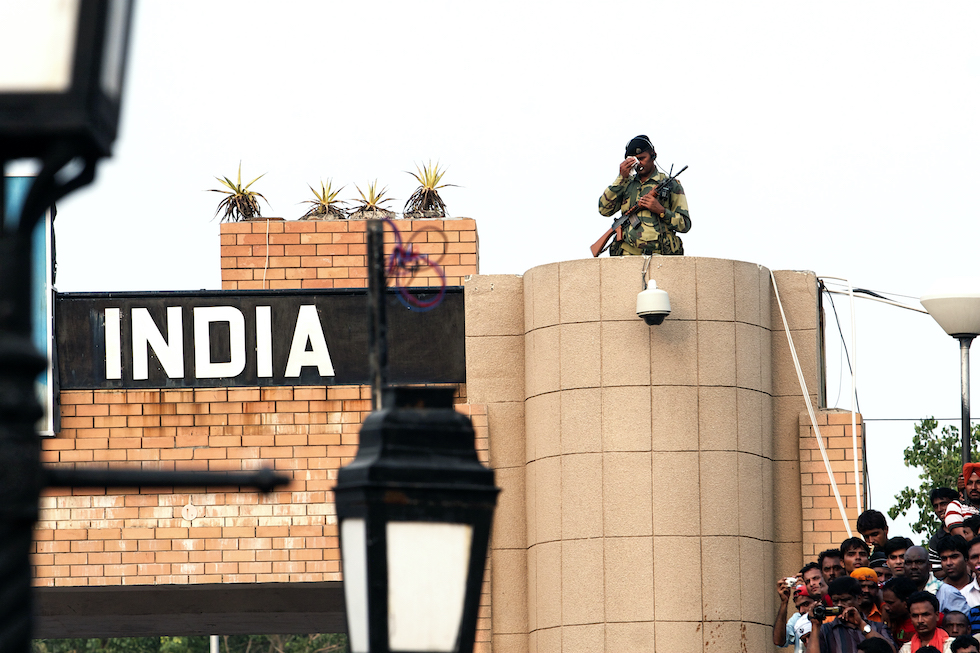 La strana e buffa cerimonia che si tiene ogni sera al confine tra India ...