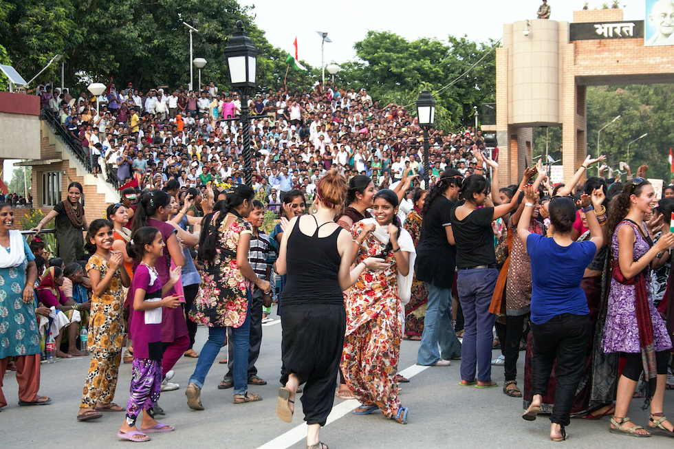 La strana e buffa cerimonia che si tiene ogni sera al confine tra India ...