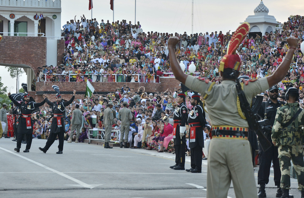 La strana e buffa cerimonia che si tiene ogni sera al confine tra India ...