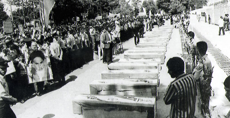 Migliaia di persone partecipano ai funerali dei passeggeri del volo 655 abbattuto dagli Stati Uniti - Teheran, Iran, 7 luglio 1988 (AP-Photo/IRNA)