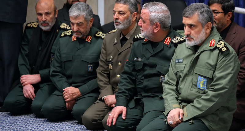 Il comandante iraniano Amirali Hajizadeh, a destra, in una foto del 9 gennaio 2020 (Office of the Iranian Supreme Leader via AP)