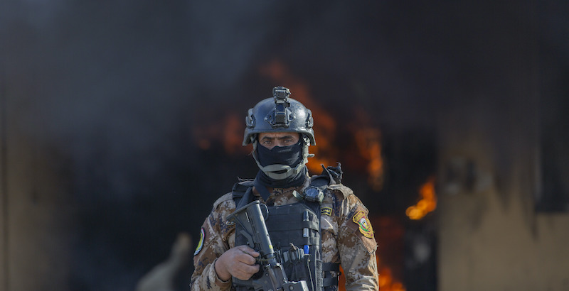 Un soldato iracheno di fronte all'ambasciata statunitense a Baghdad (AP Photo/Nasser Nasser)