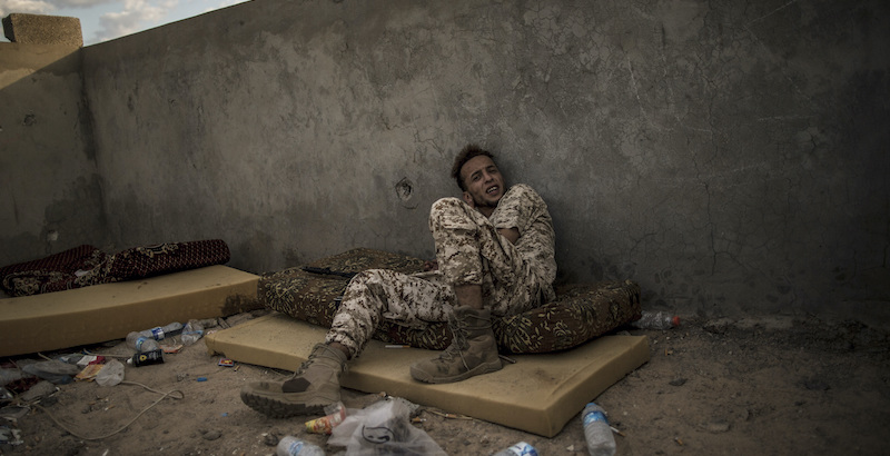 Un miliziano fedele a Seraj a Tripoli (Amru Salahuddien/picture-alliance/dpa/AP Images)