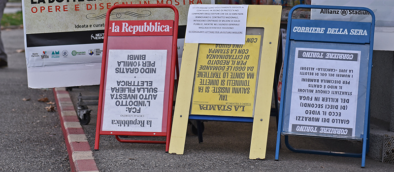 Un'edicola di Torino espone al contrario le locandine dei quotidiani per protestare contro le scelte industriali degli editori di giornali, marzo 2019 (LaPresse/Giordan Ambrico)