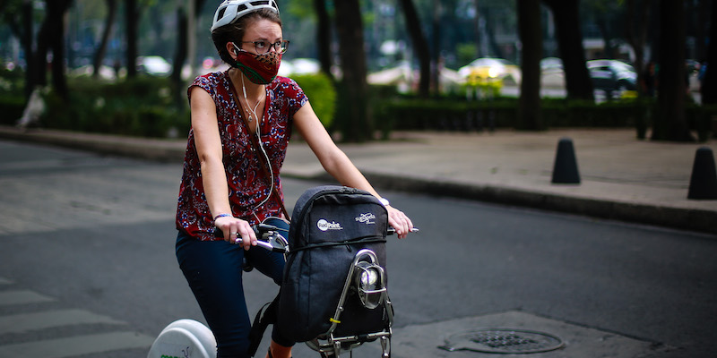 Una donna con una mascherina anti-smog a Città del Messico, il 14 maggio 2019, una giornata con alti livelli di inquinamento dell'aria (Manuel Velasquez/Getty Images)