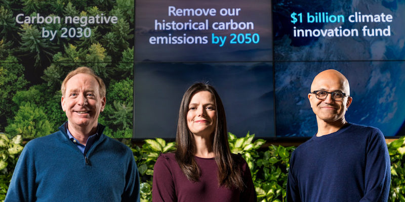 Da sinistra il presidente di Microsoft Brad Smith, la CFO Amy Hood e il CEO Satya Nadella, prima dell'annuncio dell'azienda riguardo al proprio bilancio di emissioni nette di anidride carbonica (Microsoft/Brian Smale)