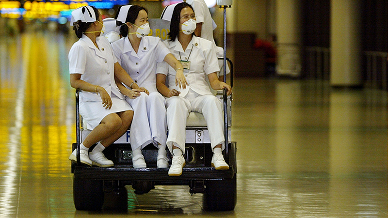 Personale sanitario all'aeroporto di Bangkok (Thailandia), alla fine di un turno di controlli sui passeggeri in arrivo dalla Cina (Paula Bronstein/Getty Images)