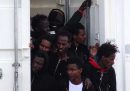 I 403 migranti a bordo della Ocean Viking sono sbarcati a Taranto