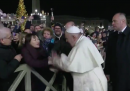 Il Papa si è arrabbiato con una donna che lo strattonava