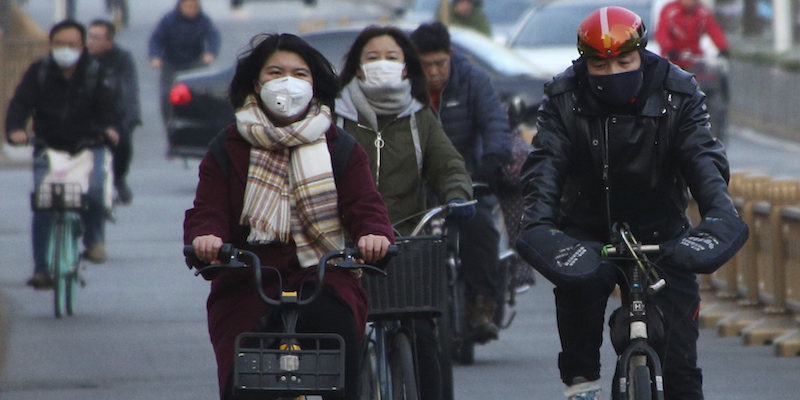 Persone in bicicletta a Pechino, il 21 gennaio 2020 (The Yomiuri Shimbun via AP Images)