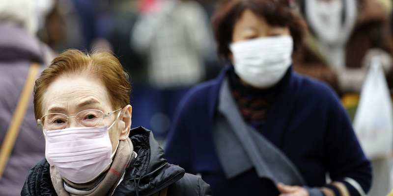 In un centro commerciale di Tokyo, in Giappone, il 16 gennaio 2020 (AP Photo/Eugene Hoshiko)