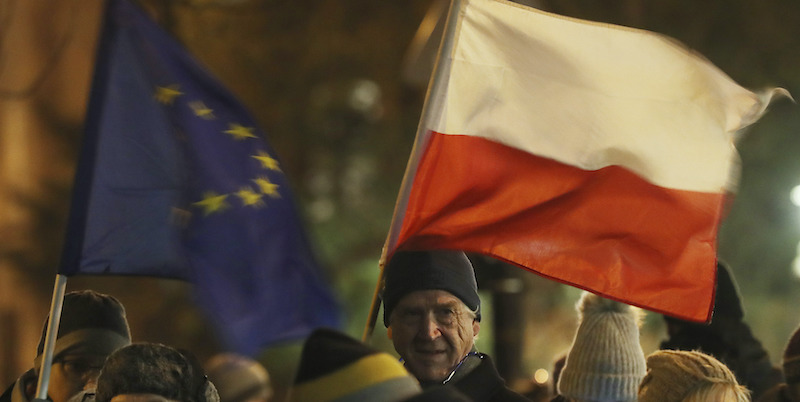 Alcuni cittadini polacchi protestano davanti al parlamento, a Varsavia, il 23 gennaio (AP Photo/Czarek Sokolowski)