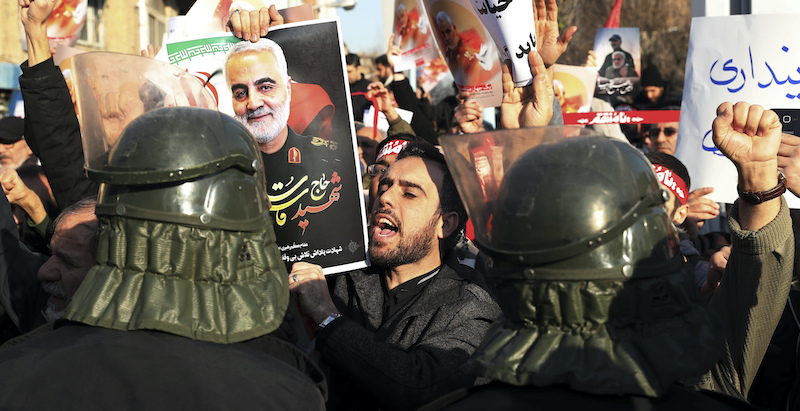 Protesta di fronte all'ambasciata britannica a Teheran (AP Photo/Ebrahim Noroozi)