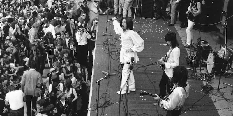 Il concerto dei Rolling Stones a Hyde Park, a Londra, del 5 luglio 1969, dedicato all'ex chitarrista della band Brian Jones, morto due giorni prima (Reg Burkett/Express/Getty Images)