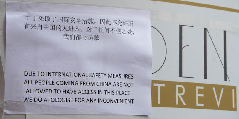 In un bar di Roma è stato affisso un cartello per vietare l’ingresso a chi viene dalla Cina