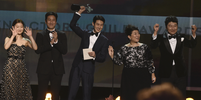Da sinistra: Park So-dam, Lee Sun Gyun, Choi Woo-shik, Lee Jeong-eun e Kang-Ho Song dopo essere stati premiati per il film "Parasite" (AP Photo/Chris Pizzello)