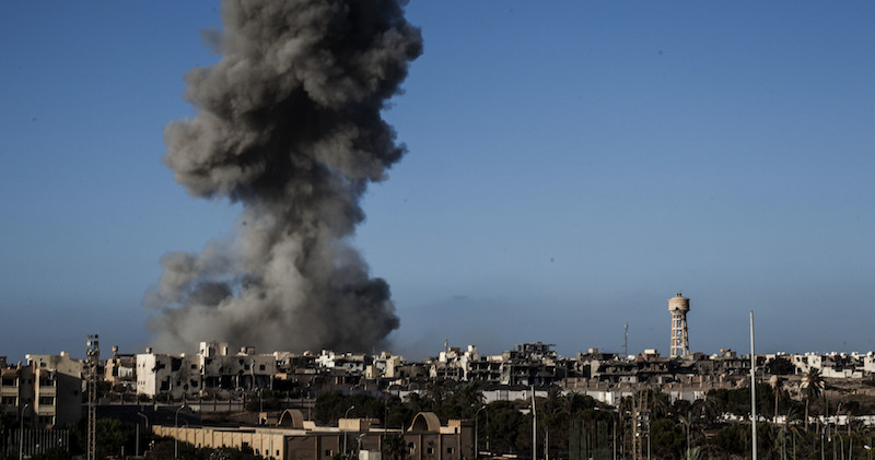 Un bombardamento a Sirte, Libia, in una foto del 2016
(AP Photo/Manu Brabo)