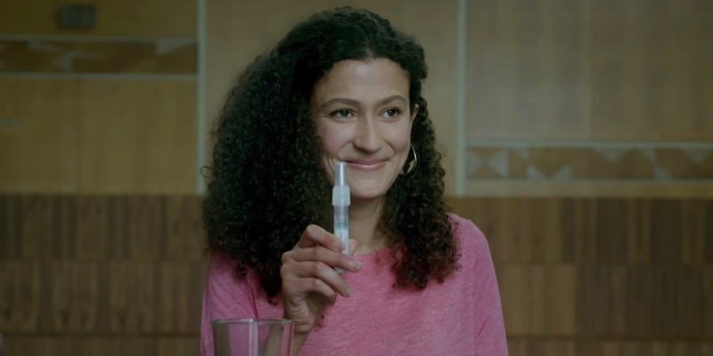 Fermo immagine di uno spot del 2016 dell'agenzia viaggi Momondo: la donna tiene in mano una provetta di saliva per fare un test del DNA con un'azienda che li vende su internet