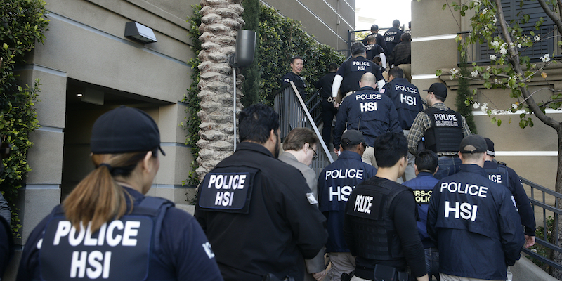 Agenti federali a Irvine, California, durante una retata contro il "turismo delle nascite" (AP Photo/Jae C. Hong, File)