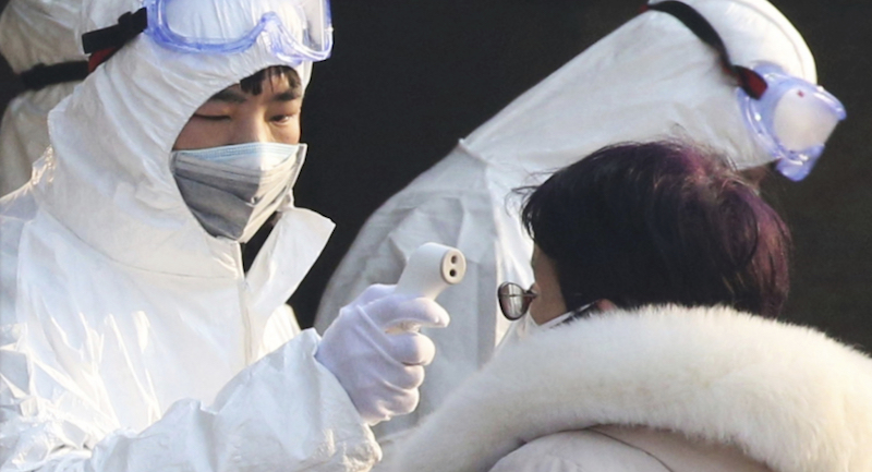 Controlli per evitare la diffusione del coronavirus in una stazione della metropolitana di Pechino (The Yomiuri Shimbun via AP Images )