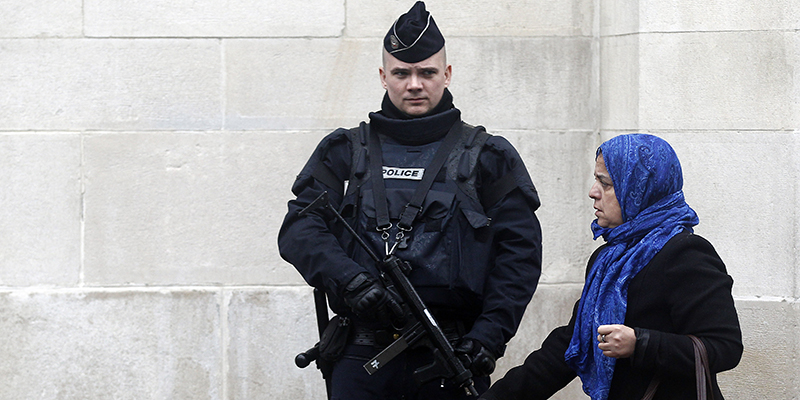 Un poliziotto e una donna fuori dalla Grande Moschea di Parigi, 20 novembre 2015 (Thierry Chesnot/Getty Images)