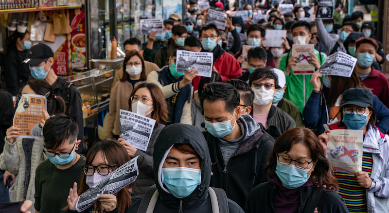 Una protesta contro la proposta del governo di Hong Kong di trasformare un edificio in un centro di quarantena, il 2 febbraio. (Anthony Kwan/Getty Images)