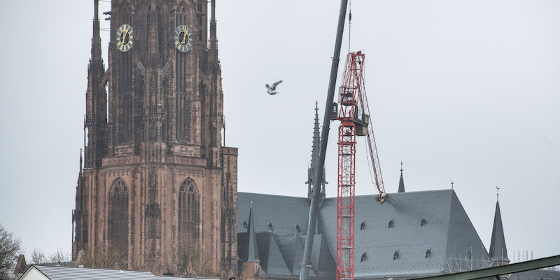 Una gru crollata sulla cattedrale di Francoforte, danneggiandone il tetto. (Thomas Lohnes/Getty Images)