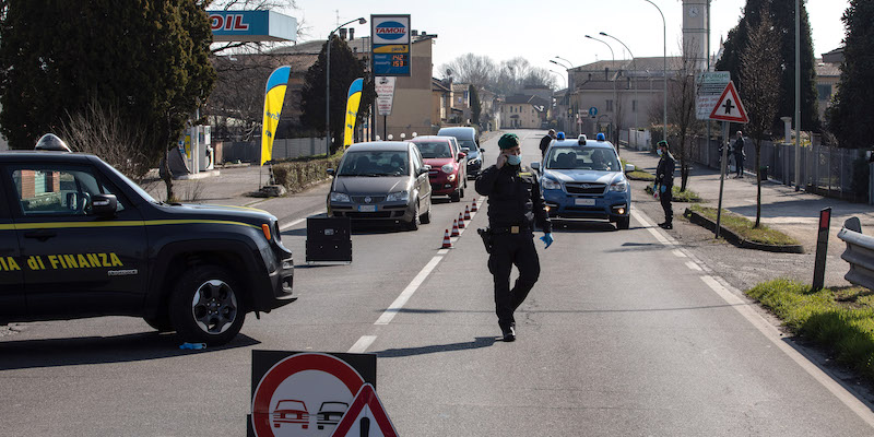 Un blocco stradale a Casalpusterlengo, nel lodigiano. (Emanuele Cremaschi/Getty Images)