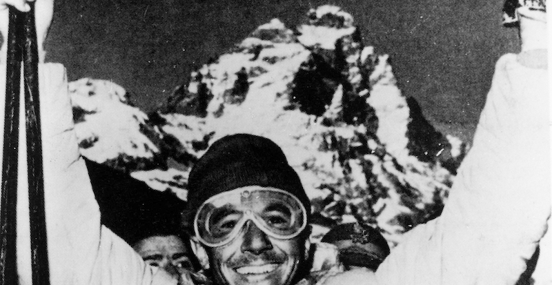 Walter Bonatti festeggia sotto al Cervino dopo averne scalato la parete Nord. (Publifoto/Lapresse)