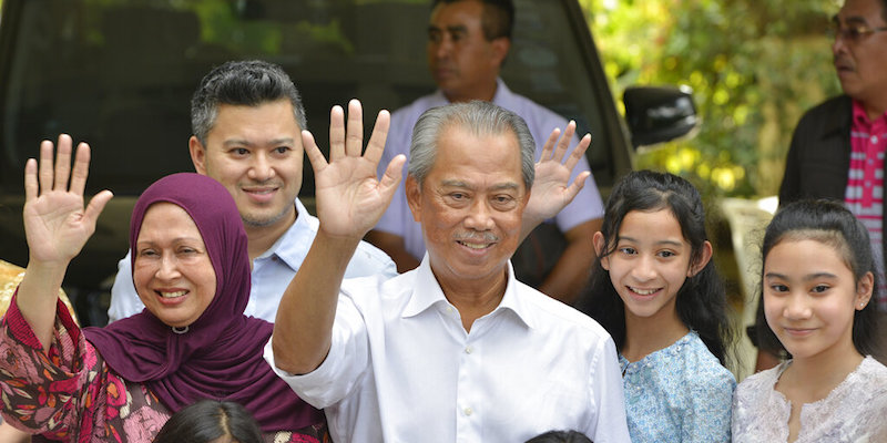 Al centro, il politico malese Muhyiddin Yassin, con la sua famiglia, dopo essere stati scelto come nuovo primo ministro, a Kuala Lumpur, il 29 febbraio 2020 (La Presse/AP Photo/John Shen Lee)