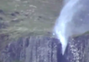Il video della cascata in Scozia che scorre al contrario per via dei forti venti della tempesta Ciara