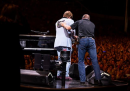 Il video di Elton John che deve interrompere il concerto perché è rimasto senza voce