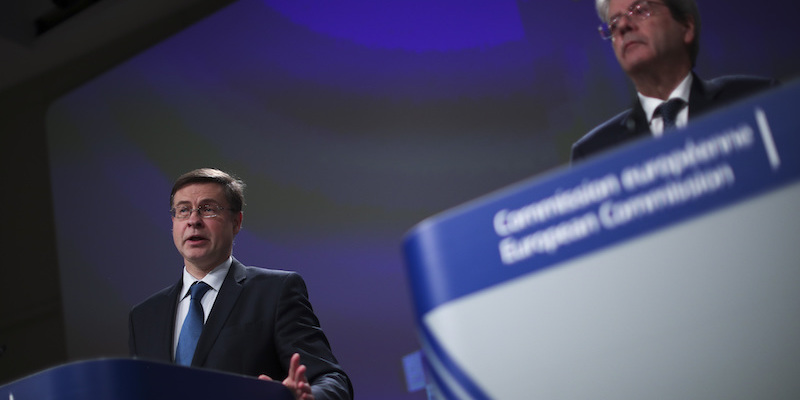 Valdis Dombrovskis, vicepresidente della Commissione Europea e Commissario
per la stabilità finanziaria, i servizi finanziari e il mercato unico dei capitali, insieme a Paolo Gentiloni, commissario per l'economia, il 5 febbraio 2020 a Bruxelles (AP Photo/Francisco Seco)