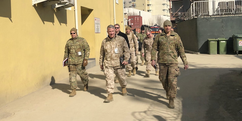 Il generale dei marine Frank McKenzie, al centro, a Kabul, il 31 gennaio 2020 (AP Photos/Lolita Baldor)