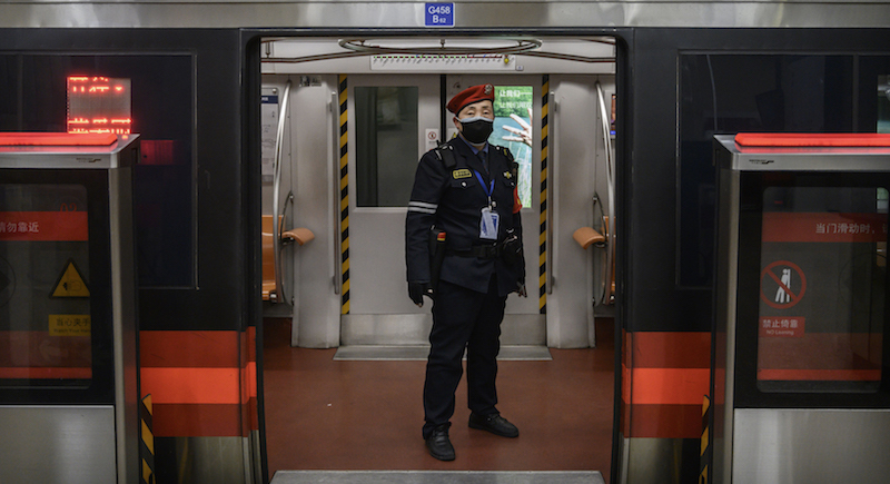 Un agente di polizia in una stazione della metropolitana, il 14 febbraio (Kevin Frayer/Getty Images)