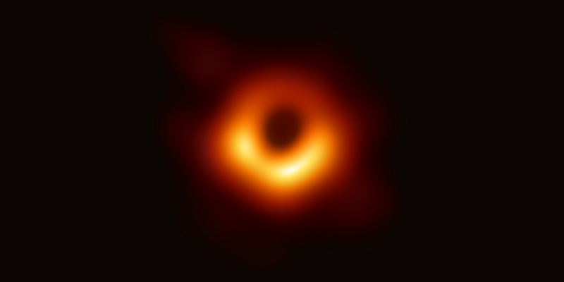 La prima immagine di un buco nero mai ottenuta dall'umanità, quella del buco nero al centro della galassia M87 (Virgo A), a 55 milioni di anni luce dalla Terra (National Science Foundation via Getty Images)