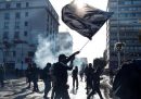 Manifestanti anti-governativi e poliziotti si sono scontrati all'inaugurazione del più importante festival musicale in Cile, a Viña del Mar