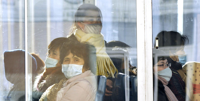 Persone con la mascherina su un autobus a Pyongyang, 22 febbraio 2020
(Kyodo News via AP)