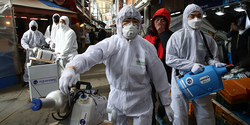 Operatori sanitari diffondono disinfettante in un'area commerciale di Seul, Corea del Sud (Chung Sung-Jun/Getty Images)