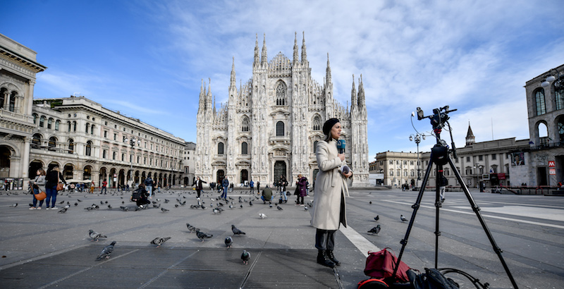 Una giornalista davanti al Duomo di Milano (Claudio Furlan - LaPresse)