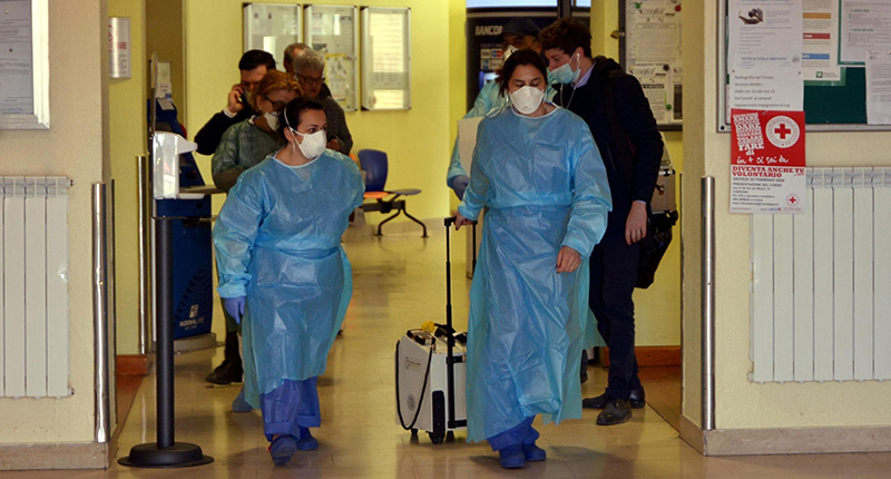 Personale medico con protezioni all'ospedale di Codogno, in provincia di Lodi (ANSA/ MAURIZIO MAULE/ FOTOGRAMMA)