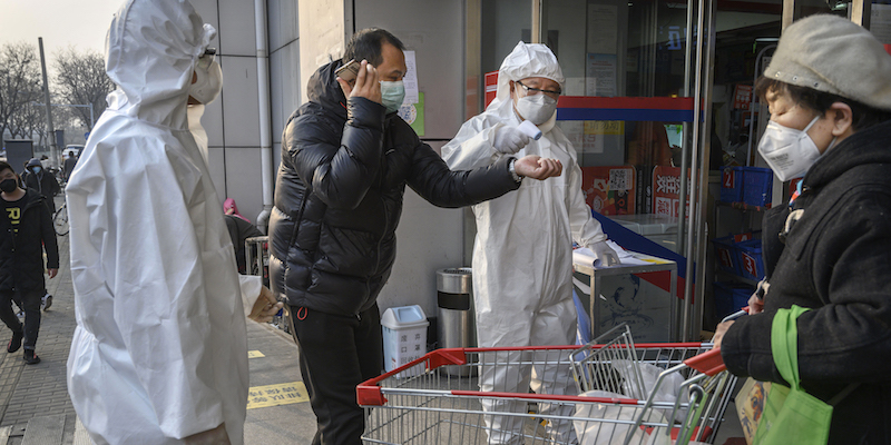Controlli della temperatura fuori da un supermercato di Pechino, il 28 febbraio 2020 (Kevin Frayer/Getty Images)