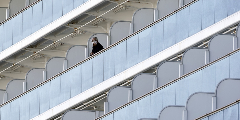 Un passeggero della crociera Diamond Princess nel porto di Yokohama, in quarantena, il 6 febbraio 2020 (AP Photo/Eugene Hoshiko)