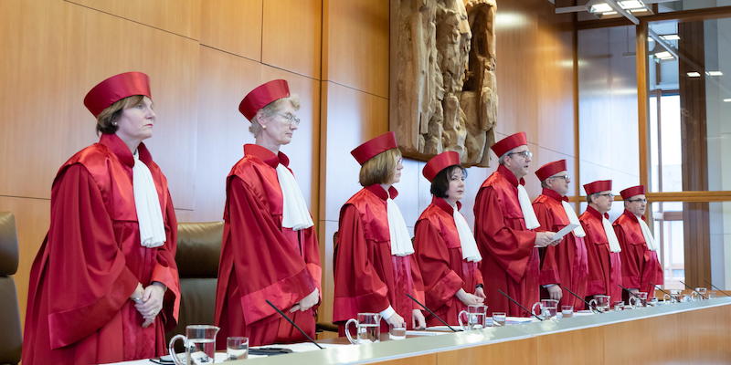 I giudici della Corte costituzionale federale tedesca durante la sentenza sulla legge sul suicidio assistito, il 26 febbraio 2020, a Karlsruhe (ANSA/EPA/THORSTEN WAGNER)