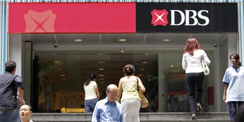 L'ingresso di una filiale della banca DBS a Singapore (AP Photo/Wong Maye-E)