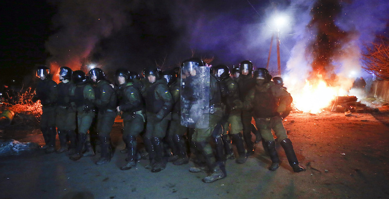 Polizia in tenuta antisommossa a Novi Sarzhary (AP Photo/Efrem Lukatsky)